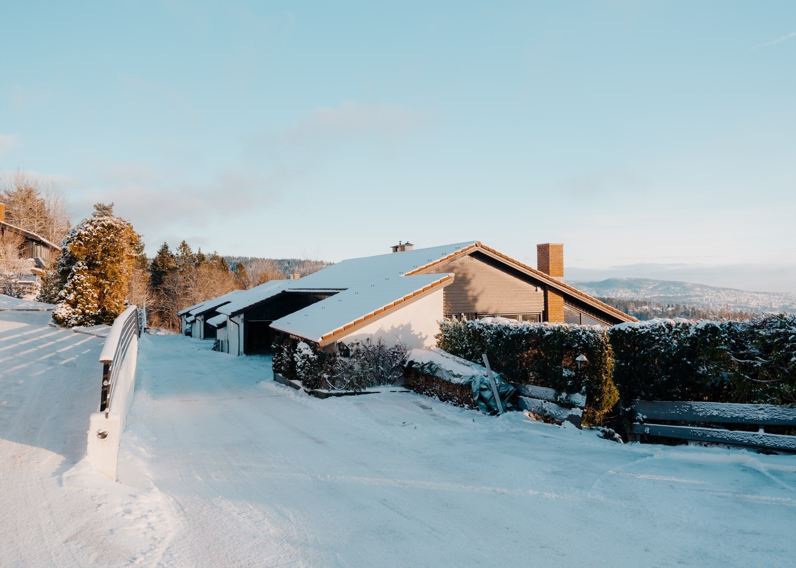 Eiendommen har eierandel i et stort og flott fellesområde på 1723 kvm med grøntarealer, sittegrupper og lekeområder mm. Galleribilde
