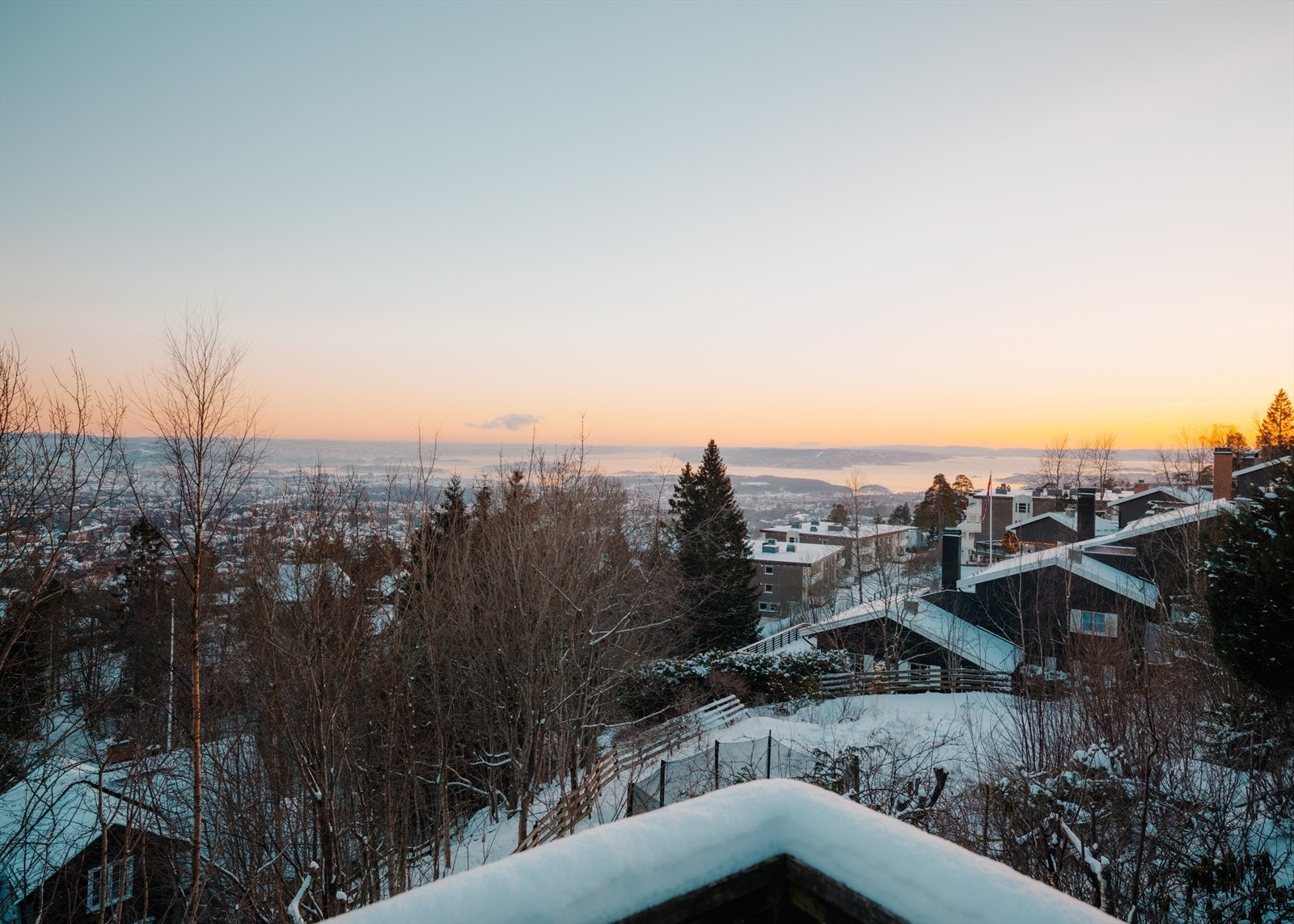 Eiendommen har en spektakulær beliggenhet på en solrik utsiktstomt. Innerst i rolig stikkvei med med panoramautsikt og direkte adkomst til Nordmarkas løypenett Galleribilde
