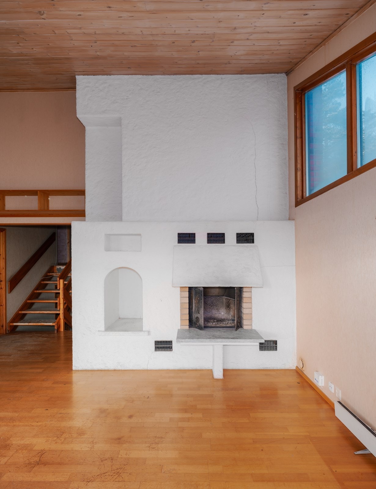 Stuen ligger et halvt plan ned fra kjøkken og får lysinnslipp fra to himmelretninger Galleribilde