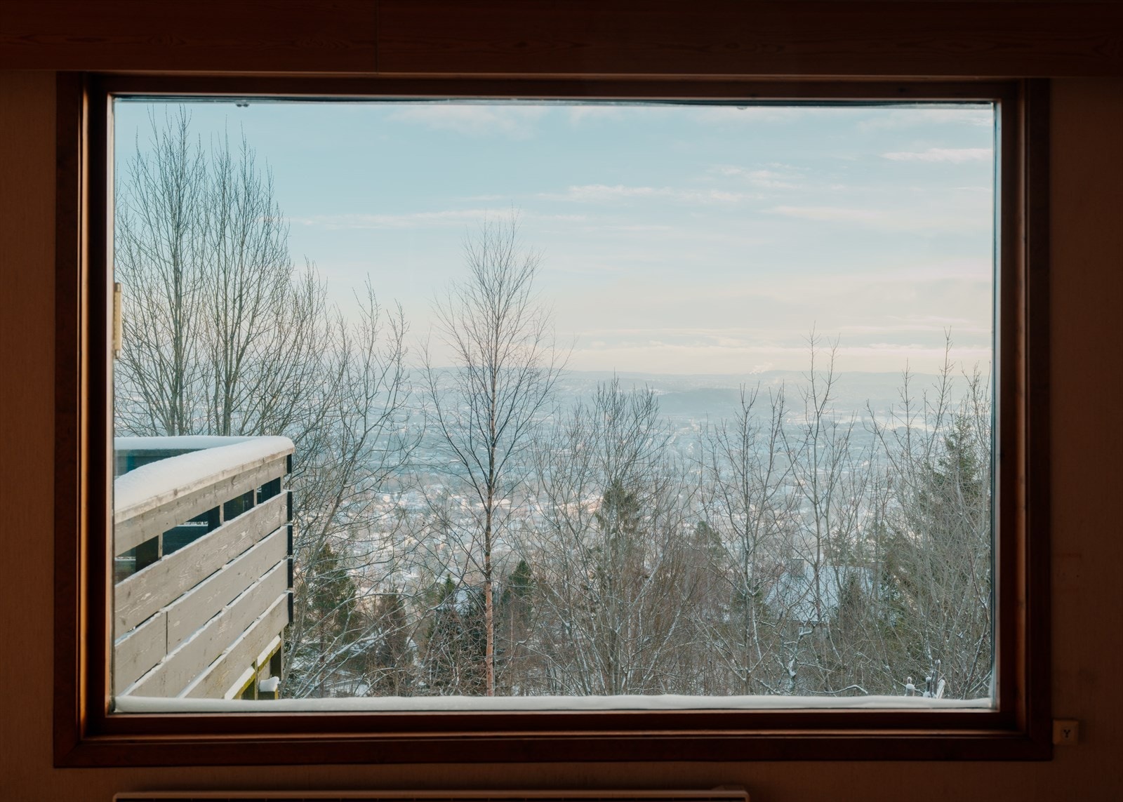 Store glassflater gir fri utsikt og en åpen romfølelse Galleribilde