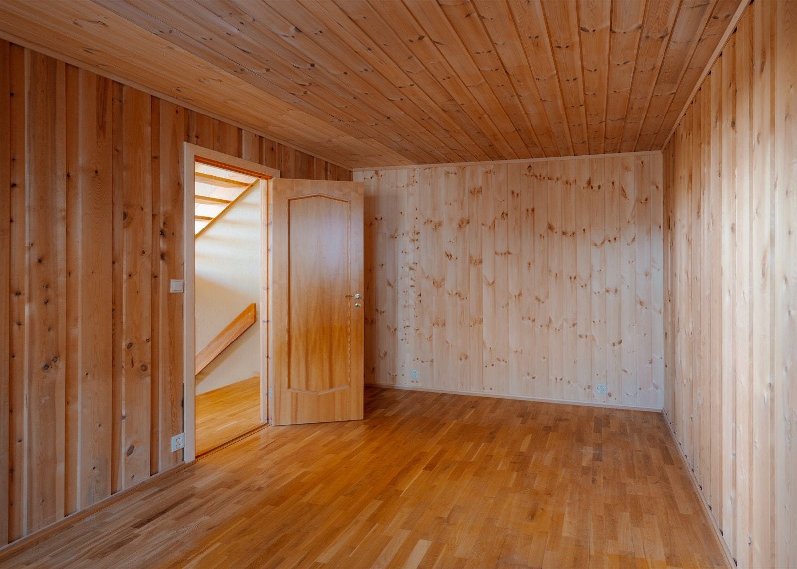 Boligen inneholder hele tre stuer - god plass og mulighet for ulike soner tilpasset familiens behov Galleribilde