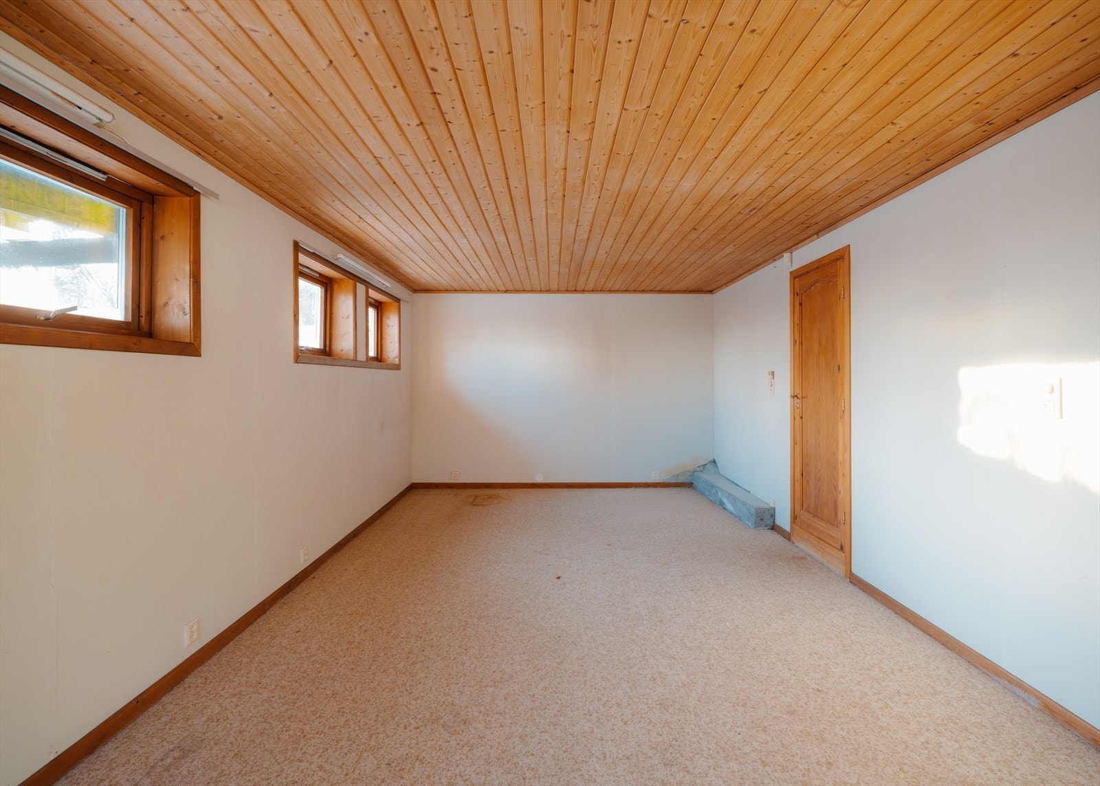 Stor stue i kjelleretasje med gode møbleringsmuligheter Galleribilde