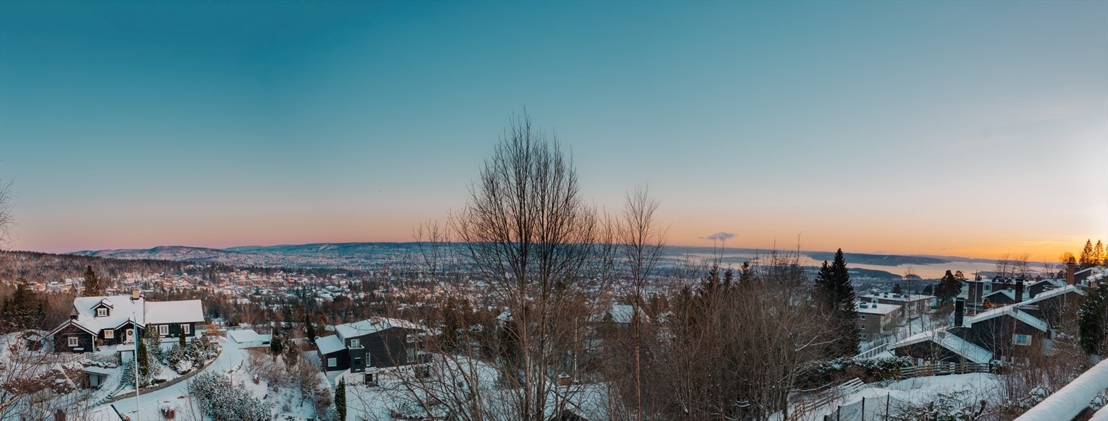Høyt og fritt på toppen av Oslo med storslått utsikt over Oslo by og fjord Galleribilde