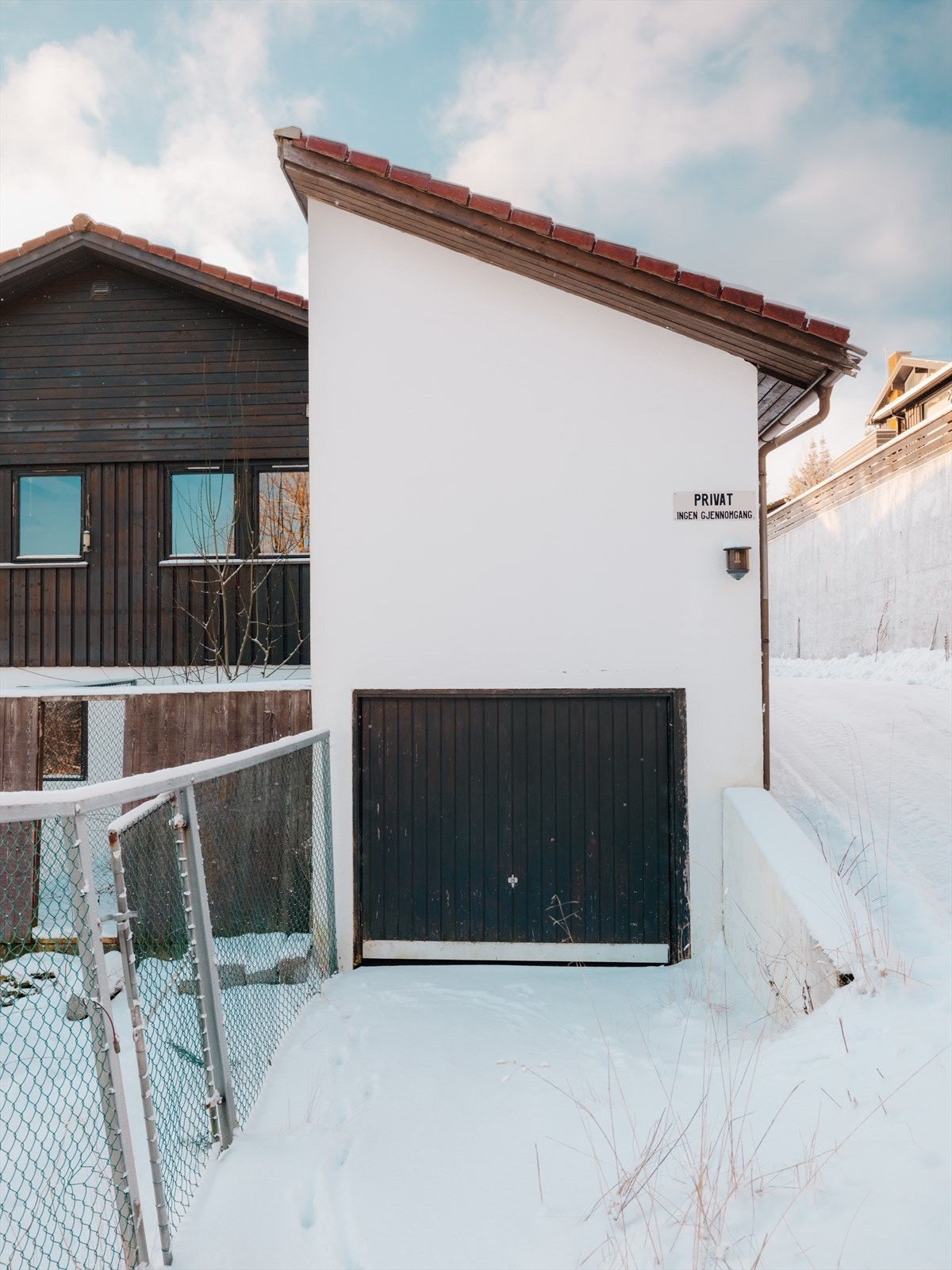 Det er parkeringsplass utenfor huset. I tillegg er det garasje over to etasjer (en garasje foran inngangen, og en garasje på nedsiden av boligen) Galleribilde