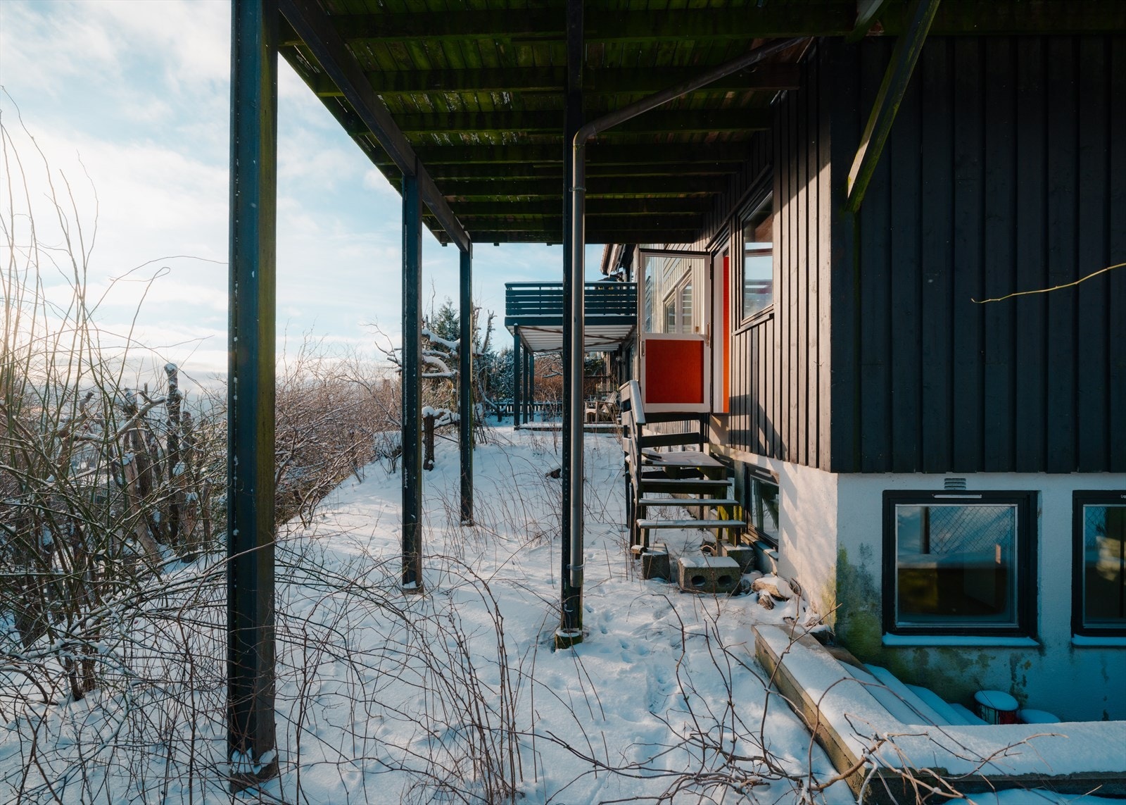 Hage med adkomst fra underetasje og kjeller Galleribilde