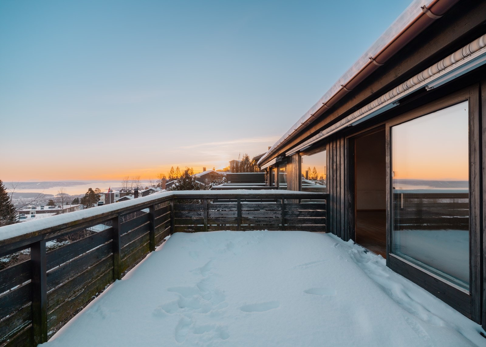 Fra stuen er det utgang til en østvendt terrasse på ca. 23 kvm Galleribilde