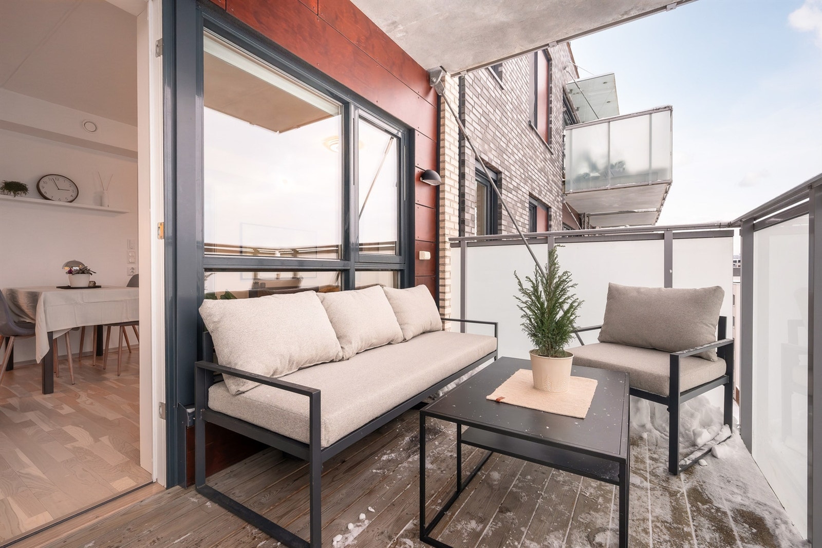 Balkongen er på hele 7 kvadratmeter og har plass til ønsket utemøblement- perfekt for å nyte årets varmere dager i eget hjem. Galleribilde