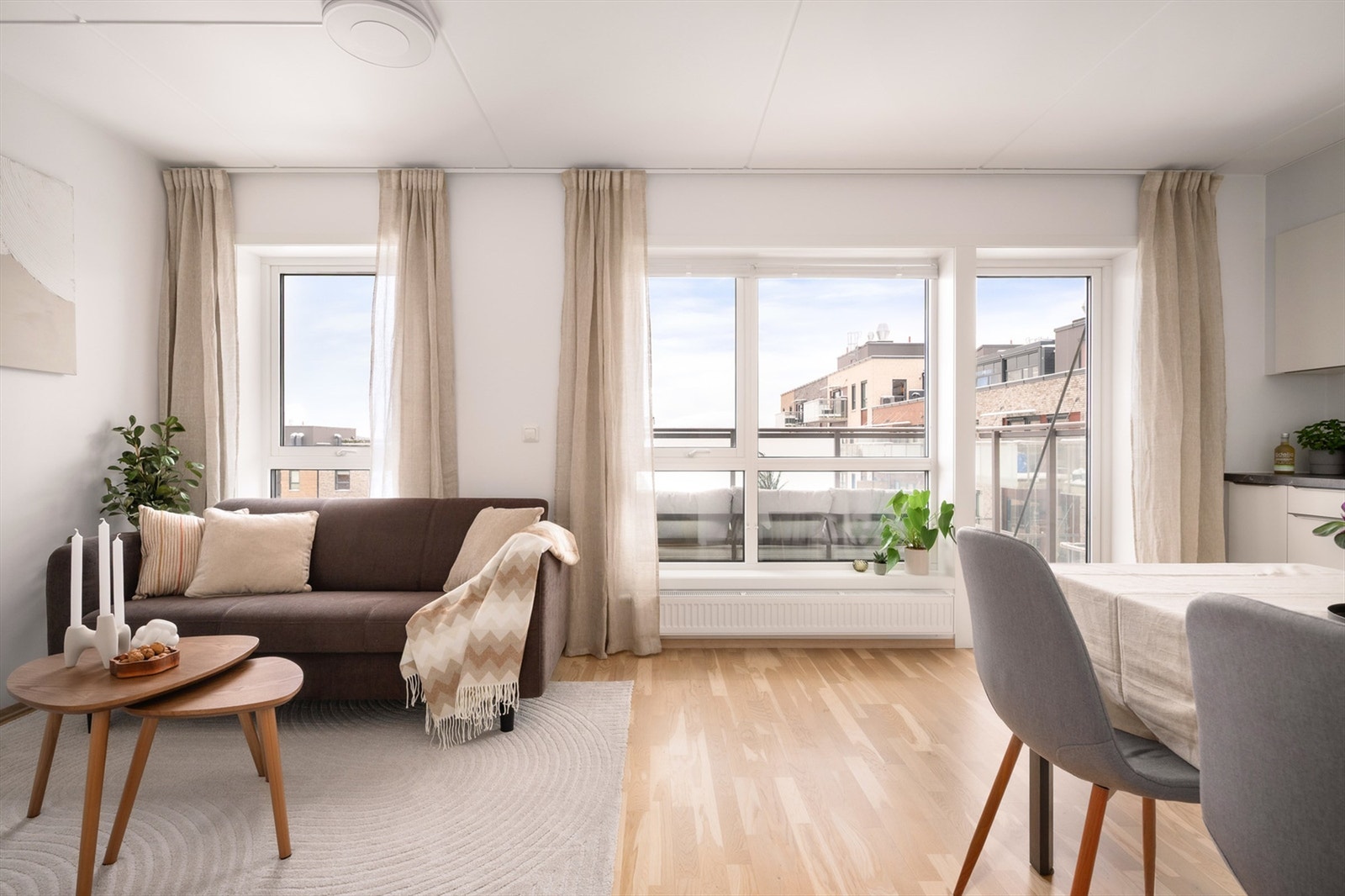 Det er rikelig med lysinnslipp gjennom store vindusflater, som skaper en åen og luftig romfølelse. Galleribilde