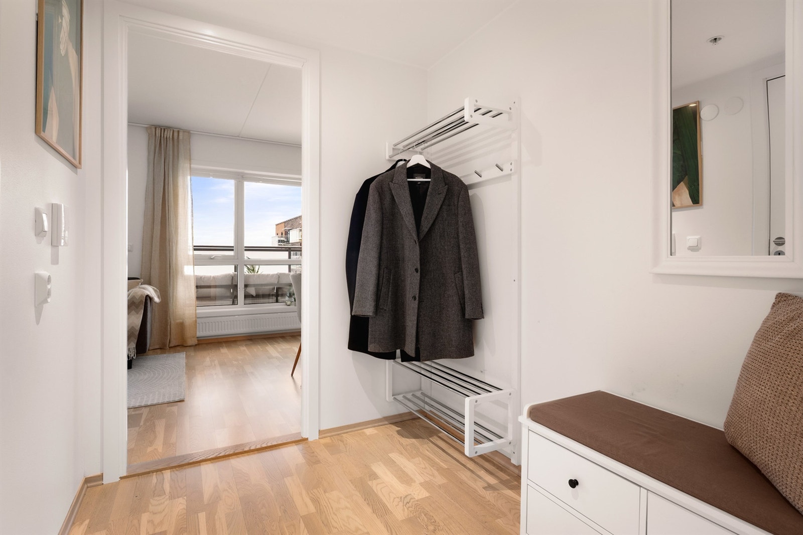 Velkommen inn! Entréen er romslig og innbydende, og gir et umiddelbart godt førsteinntrykk. Galleribilde