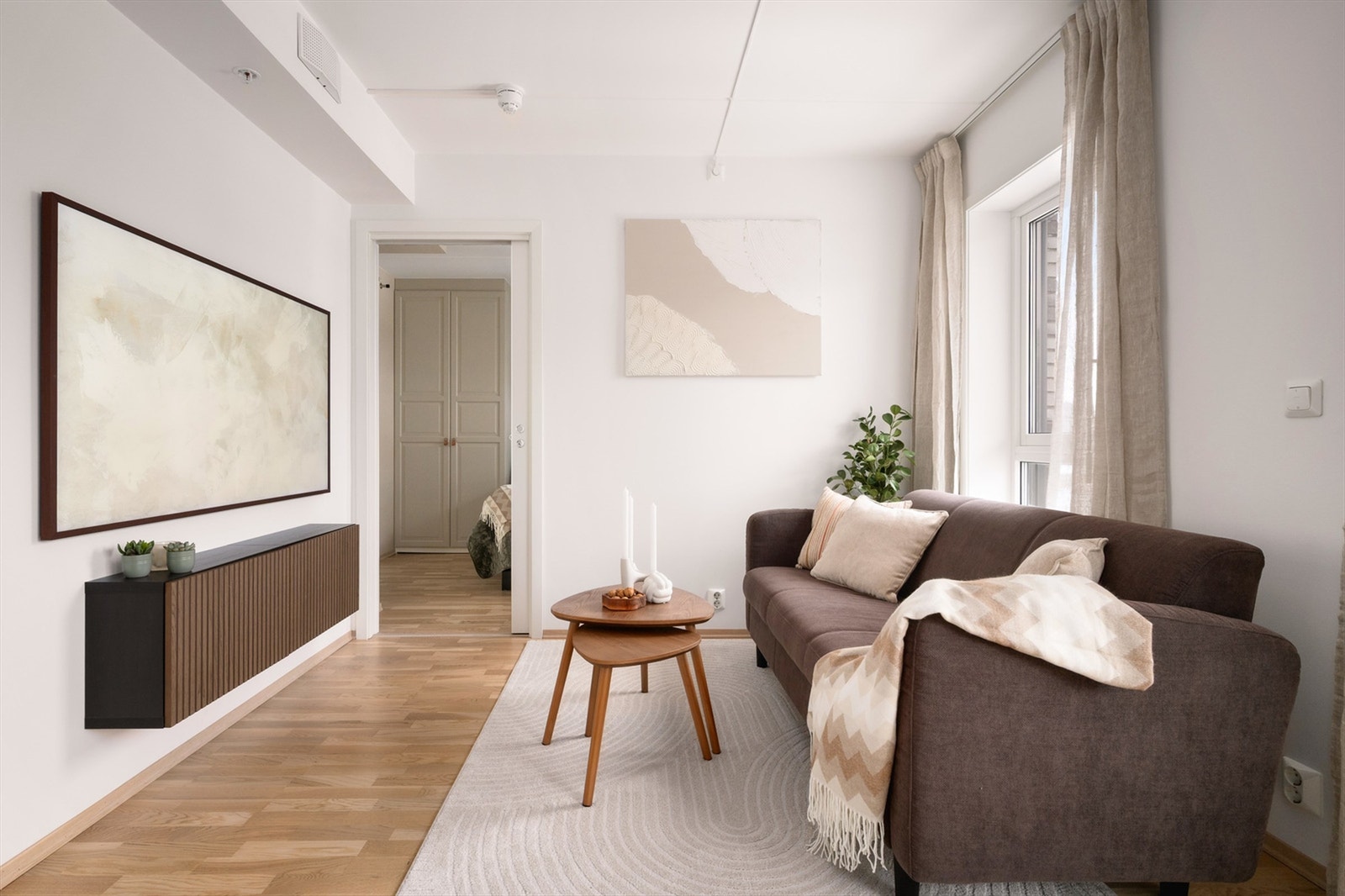 Her er det plass til sofa, salongbord og TV-seksjon. Galleribilde