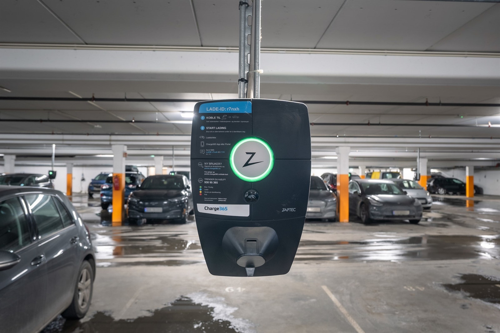 Garasjeplassen har montert el-bil lader. Galleribilde