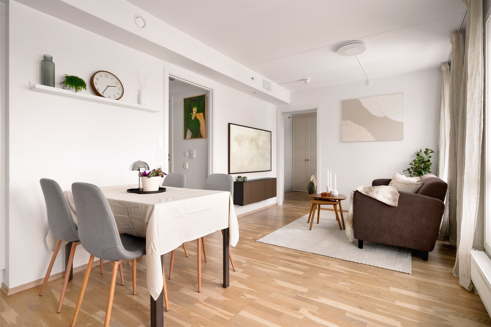 Stuen er av god størrelse med plass til å møblere i soner. Galleribilde