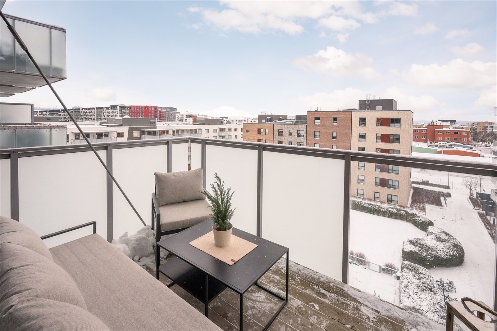 En gjennomgående og moderne 2-roms selveierleilighet med herlig balkong, god planløsning og mye lagringsplass. Foto: Guttorm Stilén Johansen. Galleribilde