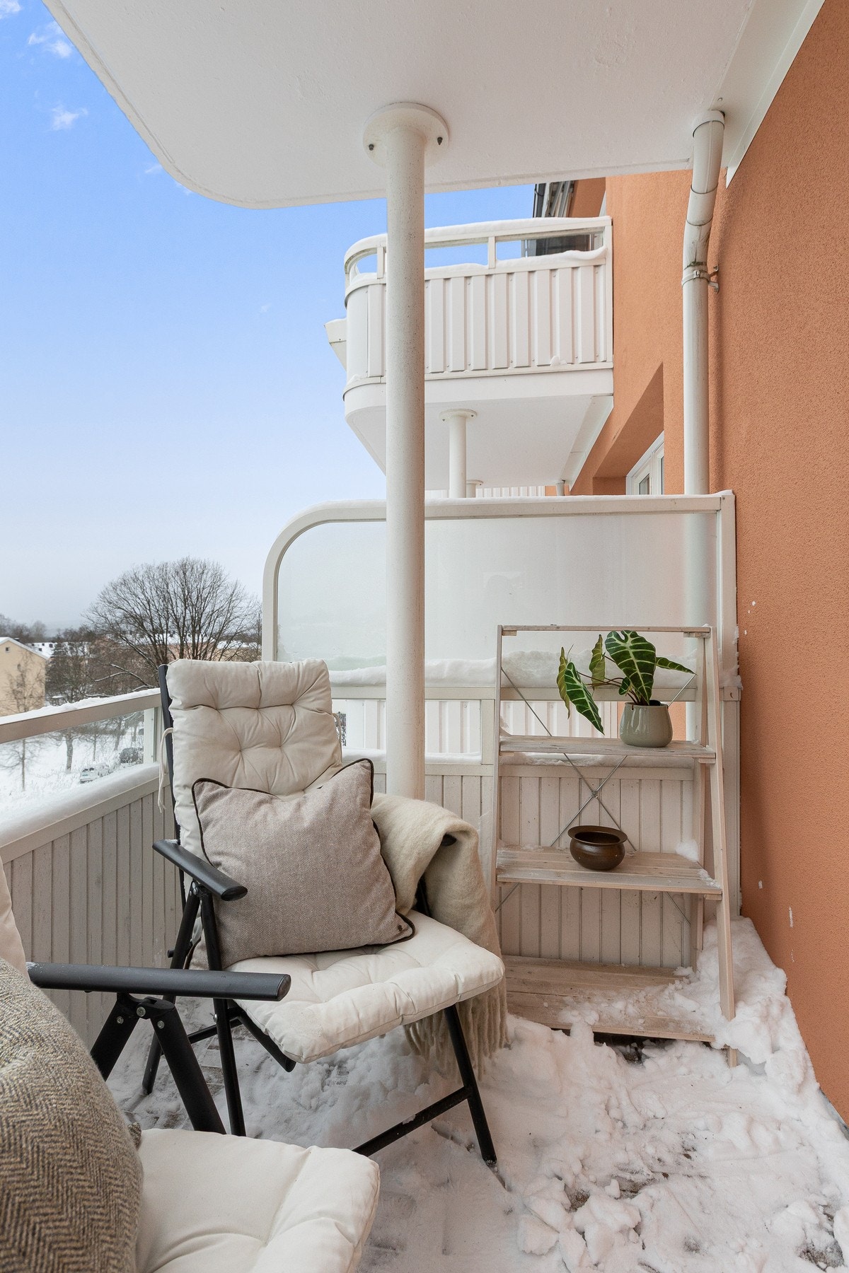 Fra stuen er det utgang til en vestvendt balkong på ca. 4 kvm med trefliser på gulv. Galleribilde