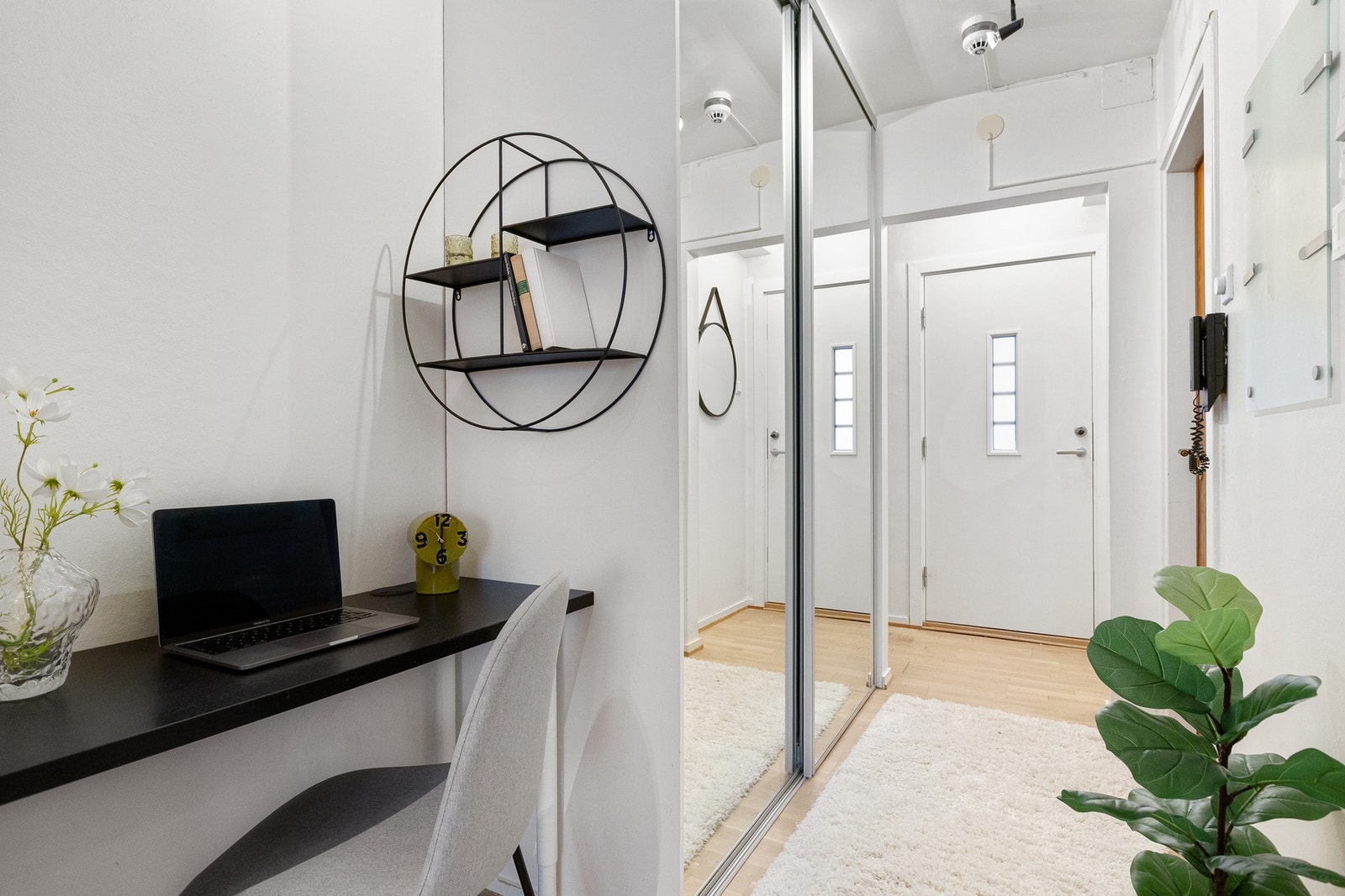 I gangen finner du en praktisk skyvedørsgarderobe med speilfronter som gir rikelig med oppbevaringsplass Galleribilde