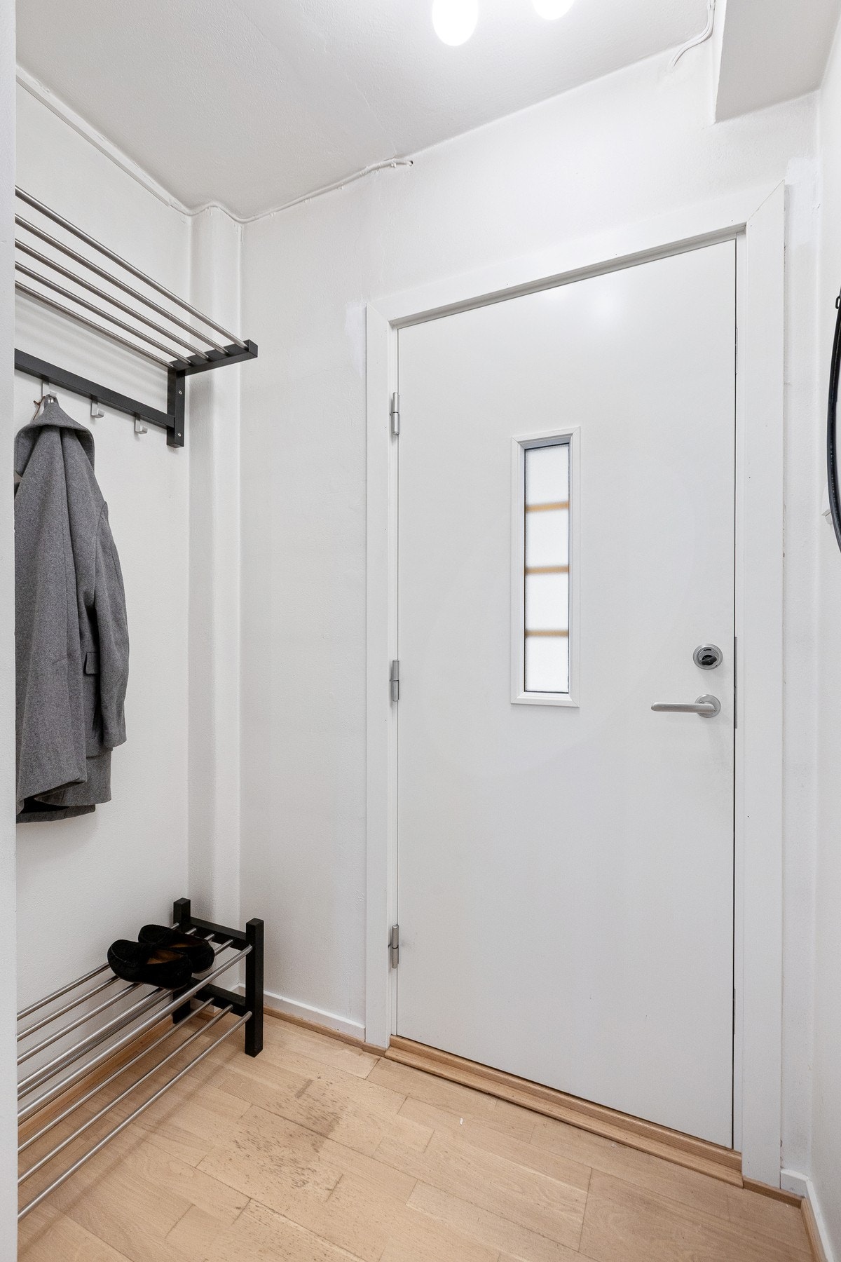 Leiligheten ønsker deg velkommen med en romslig og innbydende entré med god plass til oppheng av yttertøy og skostativ. Galleribilde