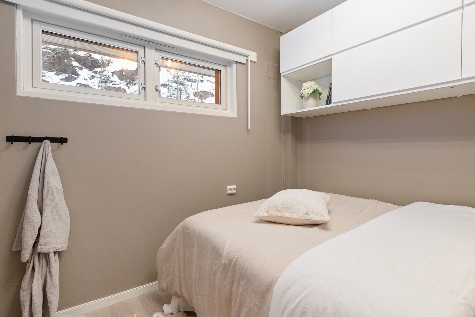 Praktiske vegghengte skap gir god oppbevaringsplass uten å oppta gulvareal. Galleribilde