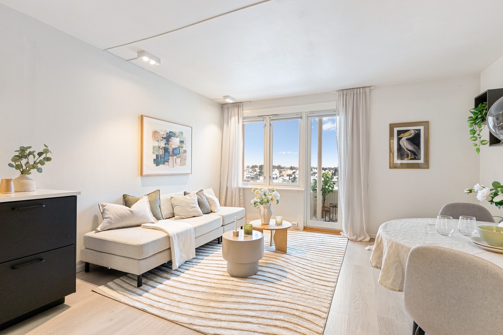 Stuen er lys og luftig med god plass til både sofagruppe, spisebord og øvrig ønsket møblement. Galleribilde