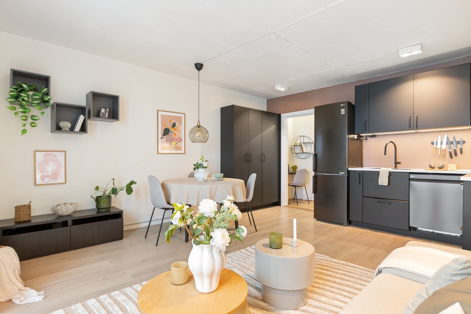 Stue og kjøkken har en åpen løsning som gir en sosial og effektiv romflyt. Galleribilde