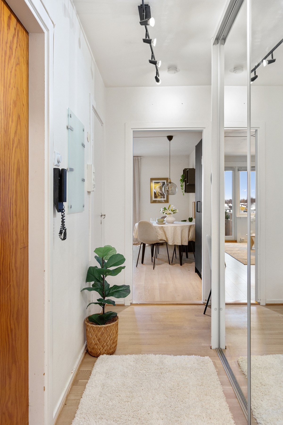 Leiligheten disponerer i tillegg en loftsbod og to kjellerboder. Galleribilde