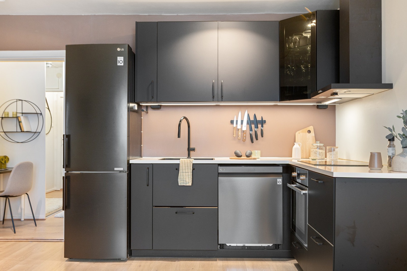 Her finner du integrert koketopp og stekeovn, og plass til frittstående kjøl/frys og oppvaskmaskin. Galleribilde