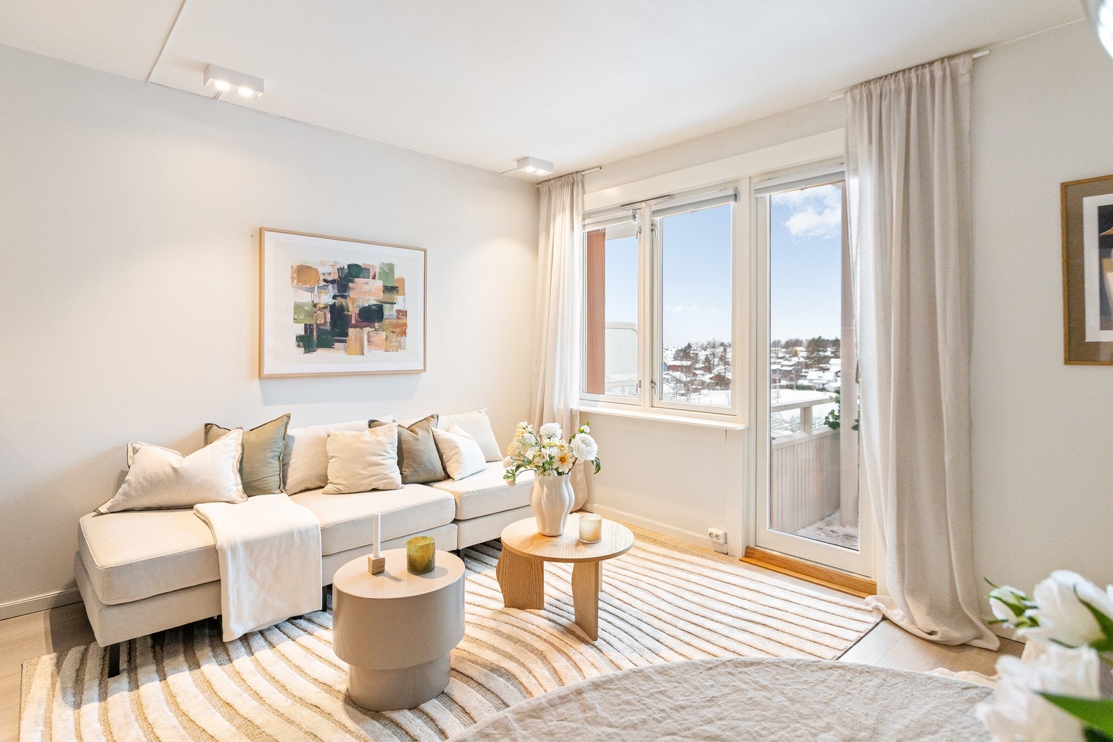 I 2022 ble stuen oppgradert med nytt gulv med varmefolie, nytt elektrisk anlegg, downlights og nymalte overflater. Galleribilde