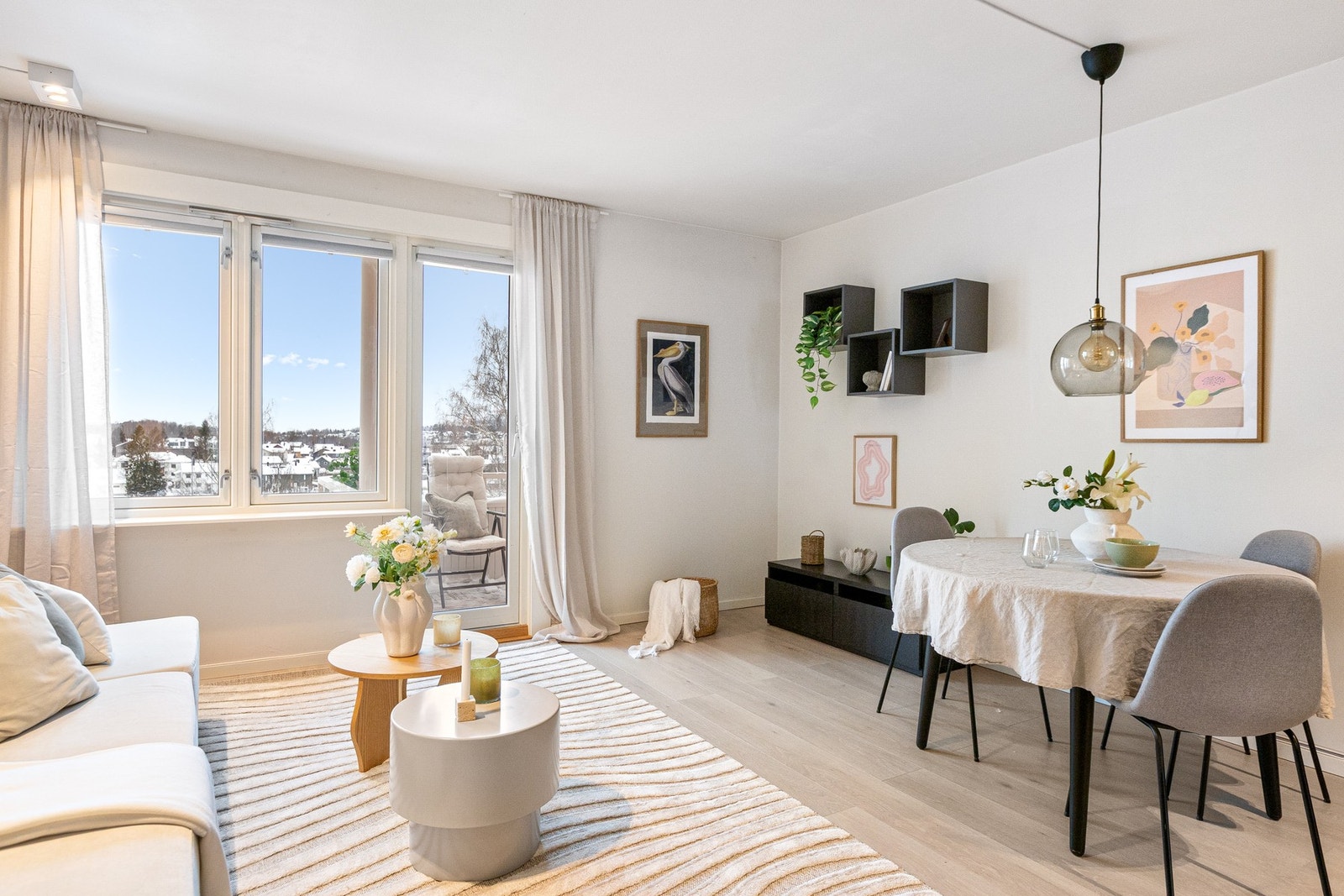 Store vindusflater og balkongdør fra 2018 sørger for rikelig med naturlig lys. Galleribilde