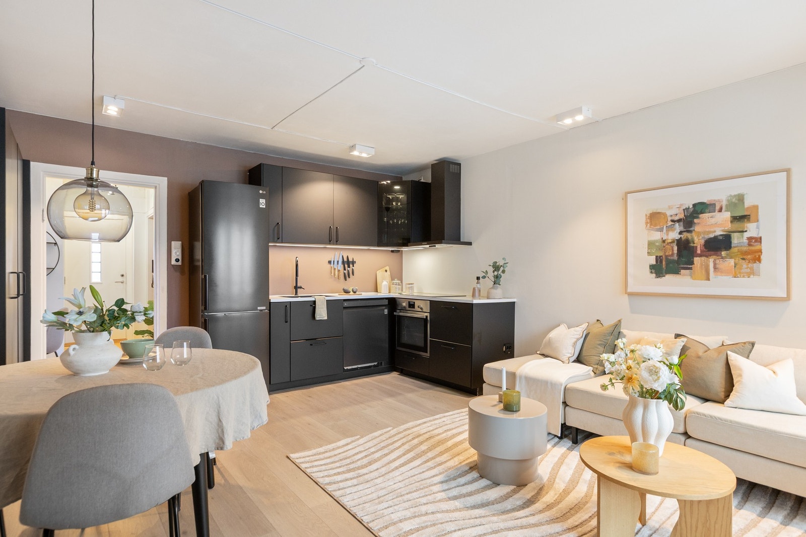 Kjøkkenet har en stilren IKEA-innredning med glatte finerte fronter og laminat benkeplate. Galleribilde