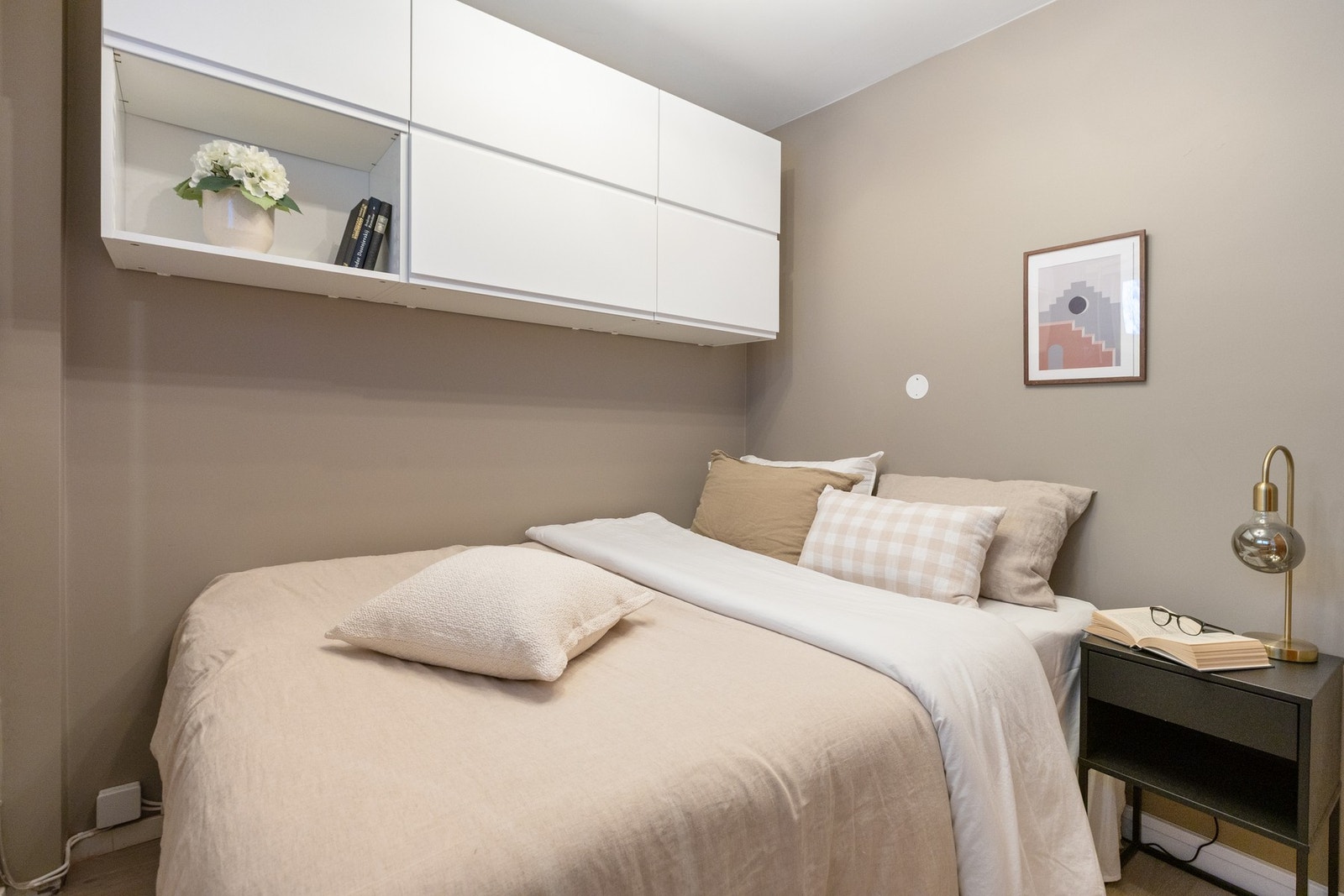 Soverommet har plass til dobbeltseng og nattbord. Galleribilde