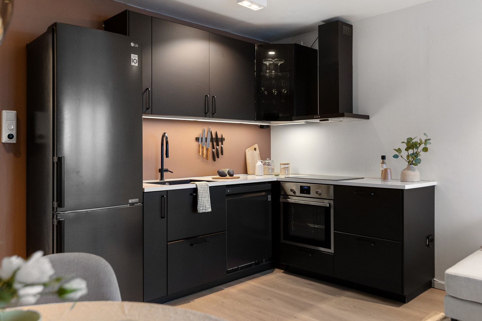 Det er installert både komfyrvakt og lekkasjesikring på kaldtvannsrør for ekstra trygghet. Galleribilde