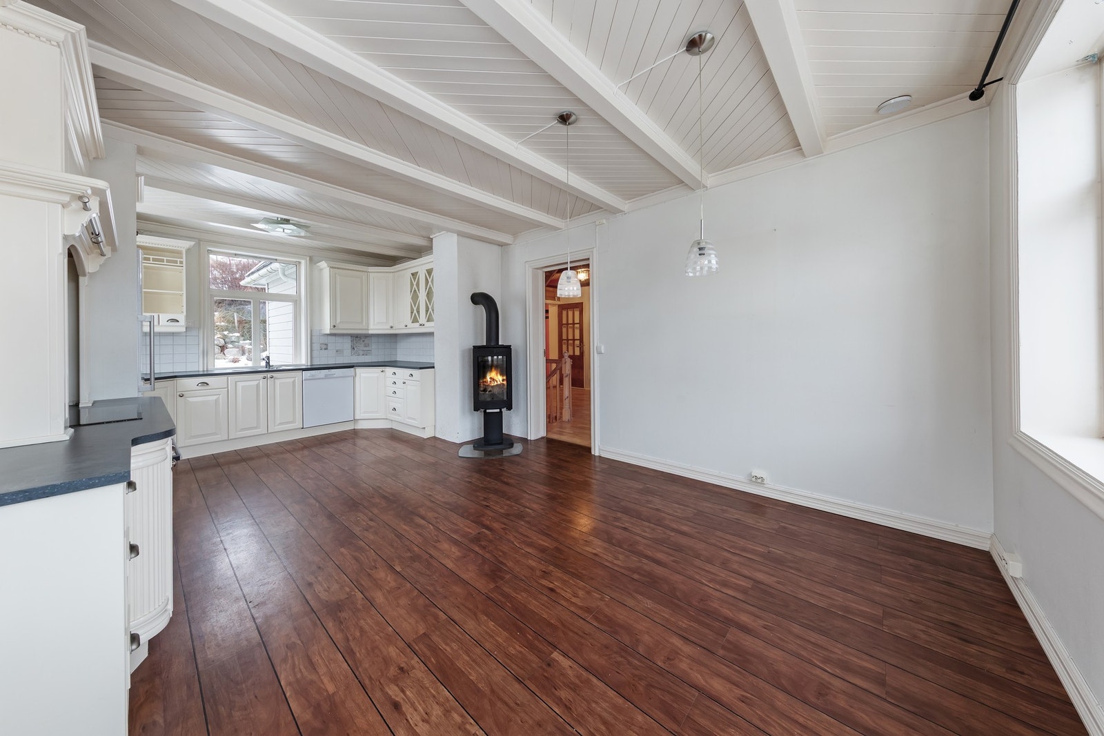 Man har plass til spisebord på kjøkkenet Galleribilde