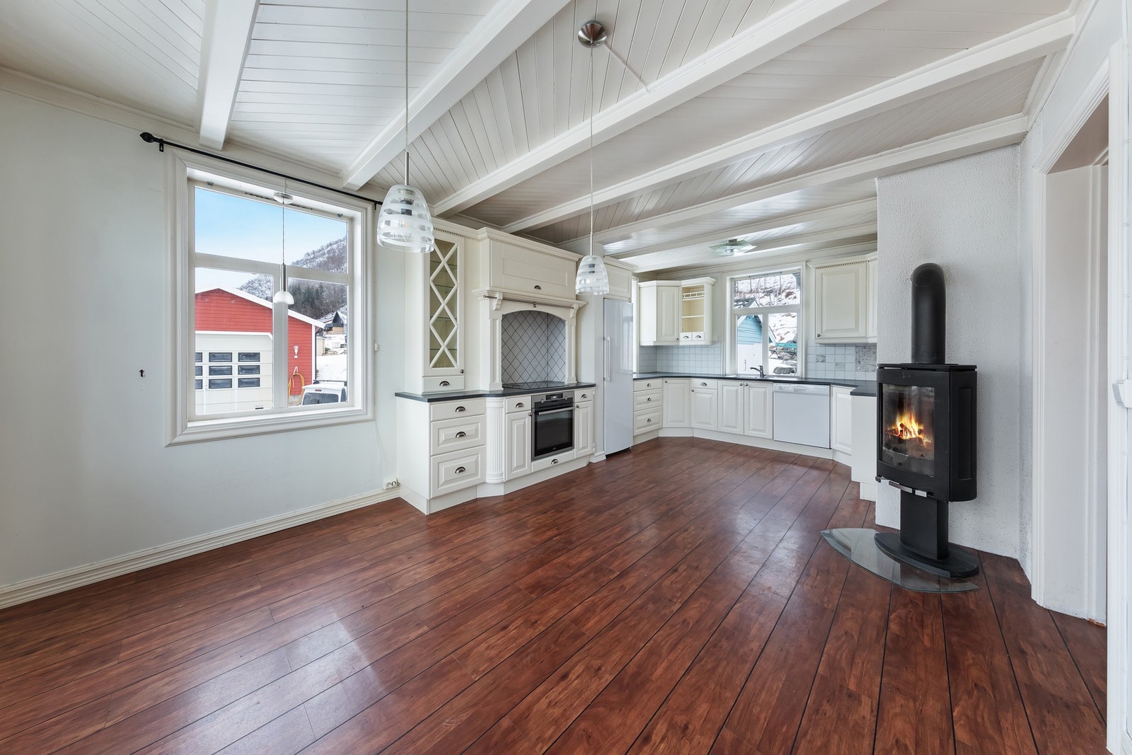 Romslig kjøkken med vedovn som oppvarming Galleribilde