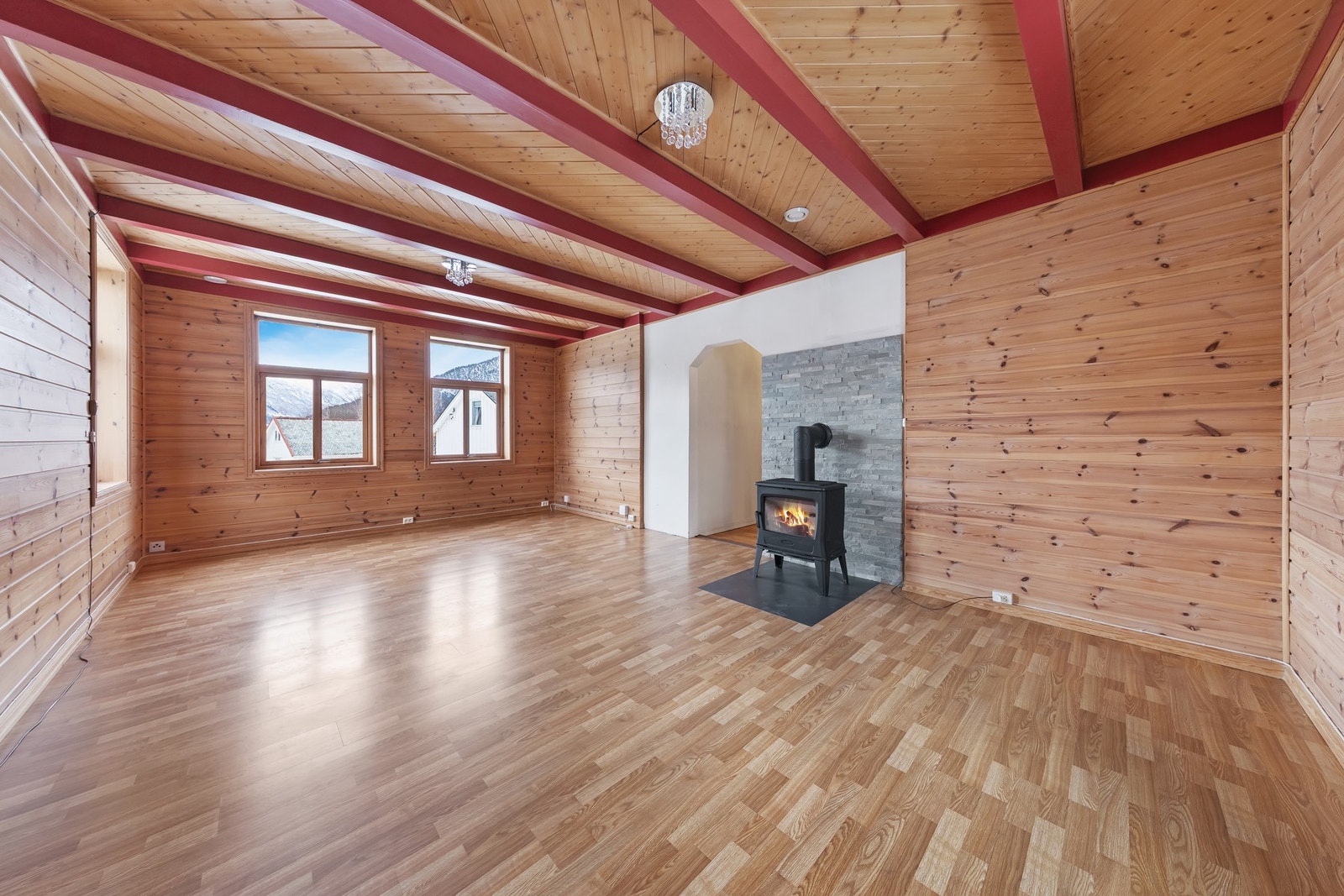 Parkett på gulv, panel på vegger og i tak Galleribilde