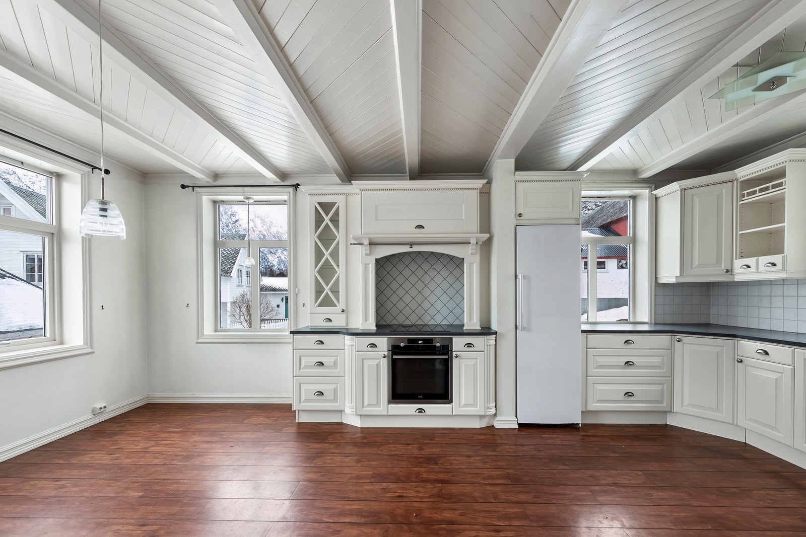 I taket er det malt panel med synlige bjelker Galleribilde