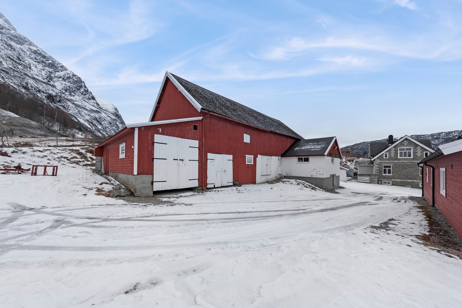 Tunet med våningshus, løe og garasje til høyre i bildet Galleribilde