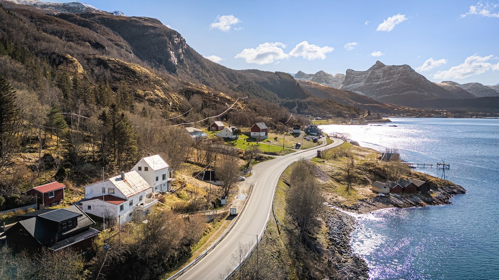 Flott sjøutsikt, noe nærme trafikkert vei Galleribilde