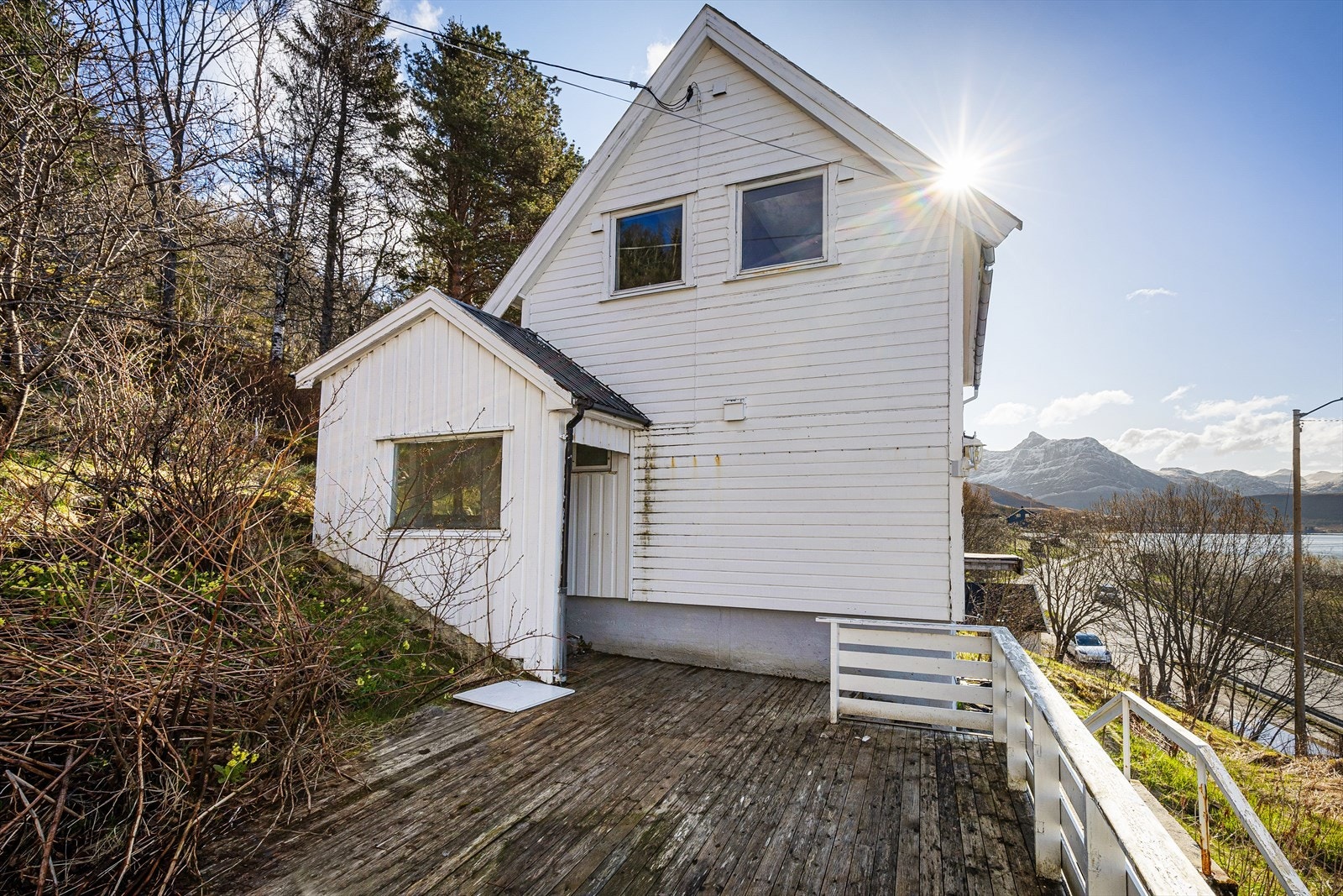 Treplatting/terrasse foran hovedinngang Galleribilde