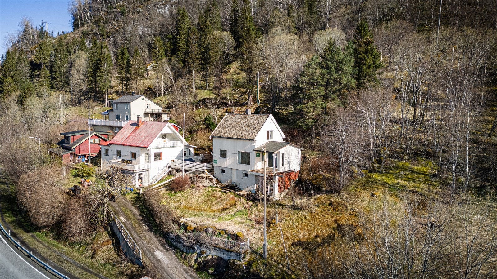 Innkjørsel opp til boligen Galleribilde