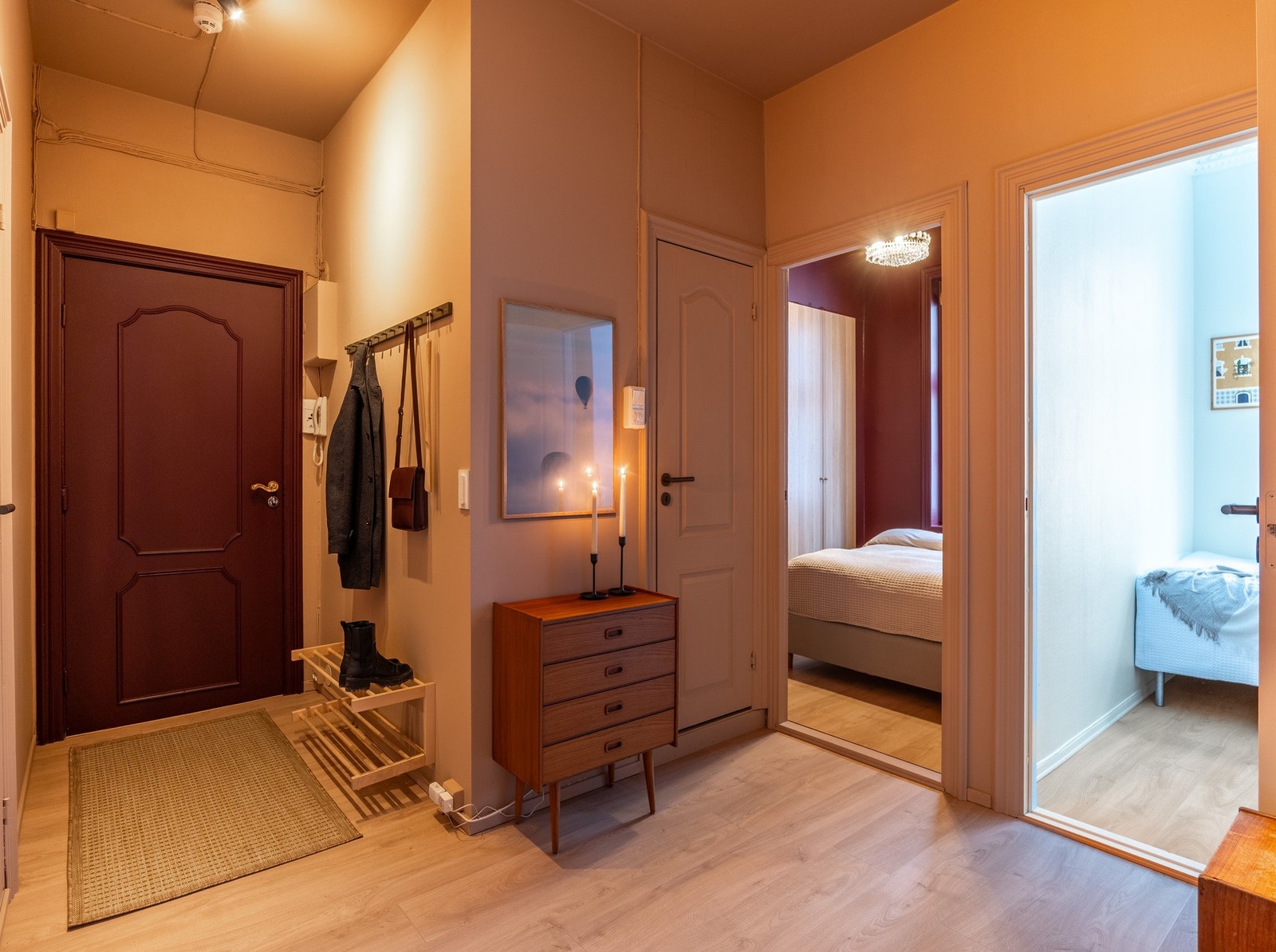 Gangen gir et godt første inntrykk av hva leiligheten har å by på. Galleribilde