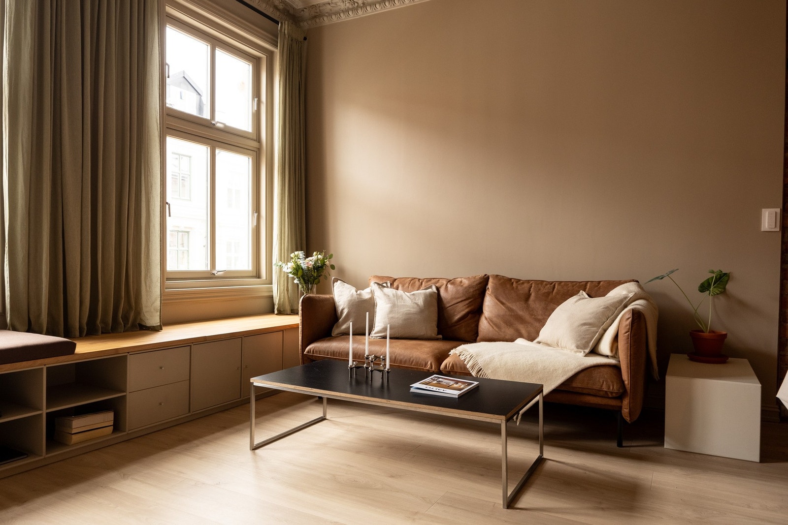 Innbydende og romslig stue med god plass til å innrede etter ønske og behov. Galleribilde