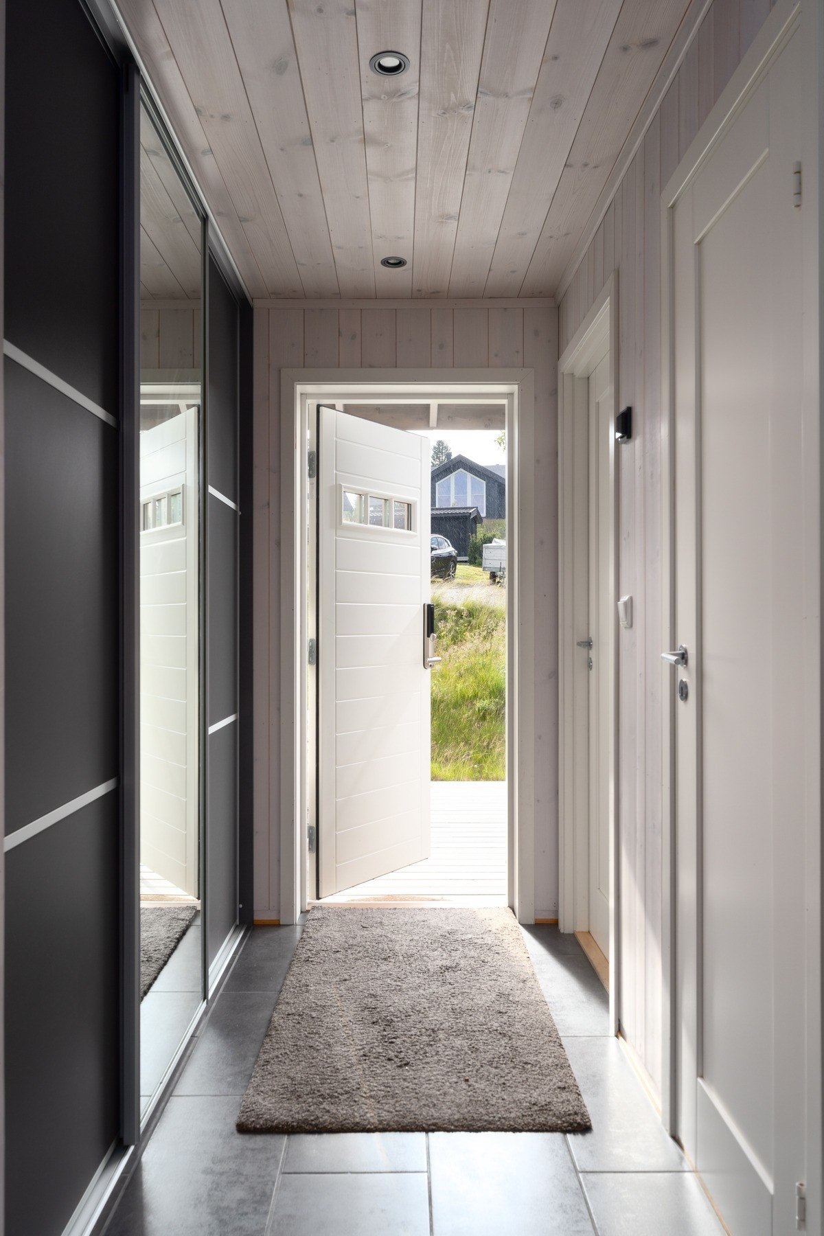 Velkommen inn! Entré med skyvedørsgarderobe og praktiske fliser på gulv. Galleribilde