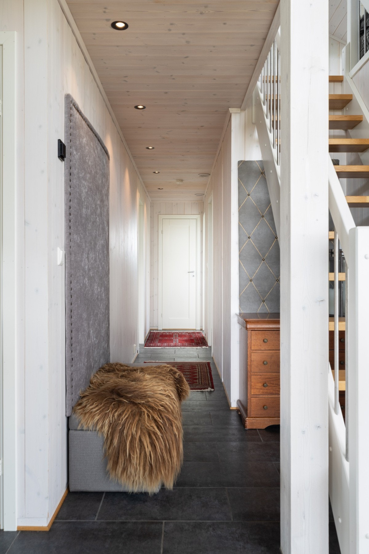 Fra gangen går det trapp opp til loftsetasjen. Galleribilde