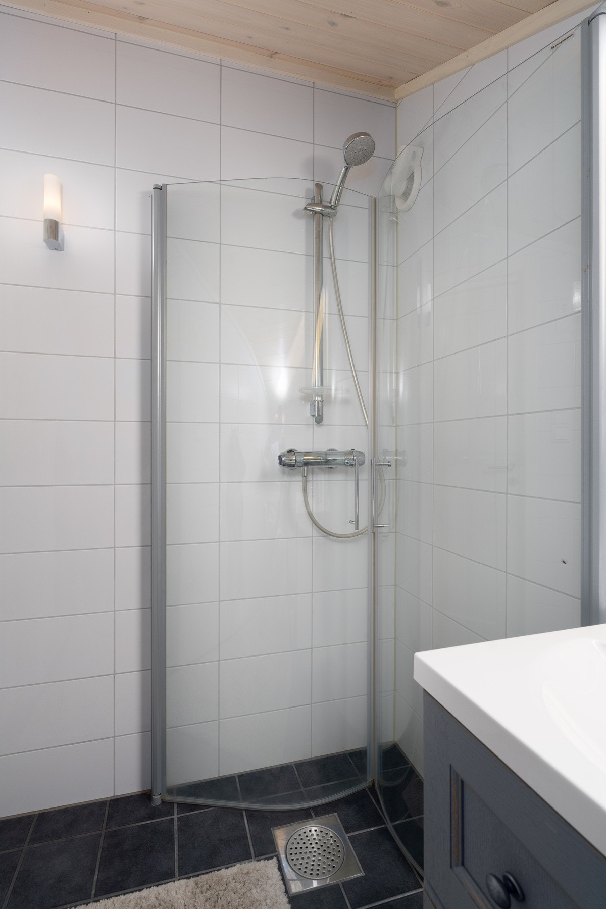 Servantinnredning, toalett og dusjvegger i glass. Galleribilde