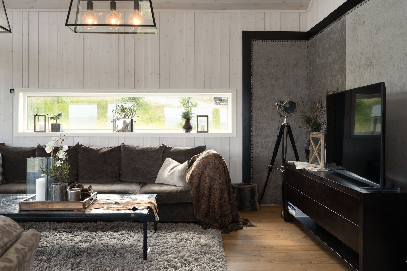 Behandlet trepanel på vegg og i himling, eikeparkett på gulv. Galleribilde