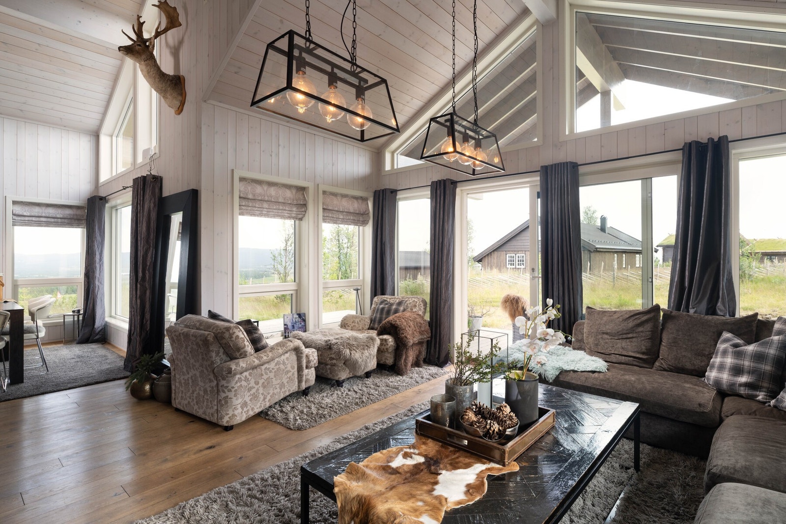 Her flommer det inn lys fra alle vinduene som går nærmest fra gulv til tak. Galleribilde