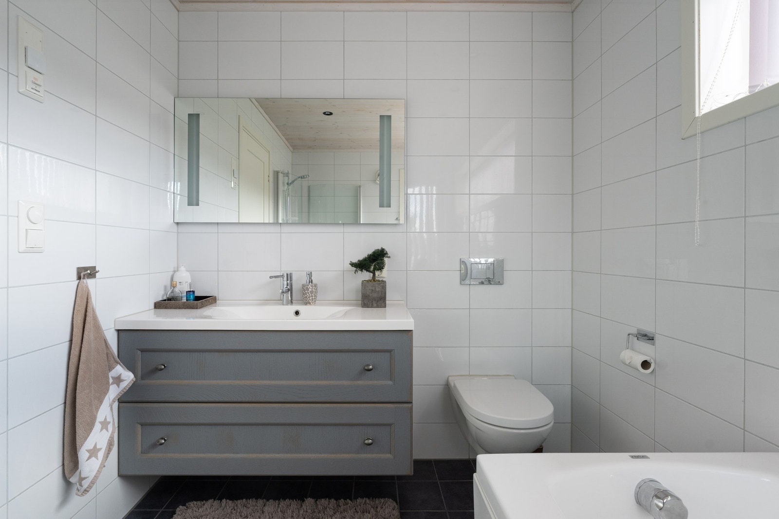 Servantinnredning og vegghengt toalett. Galleribilde