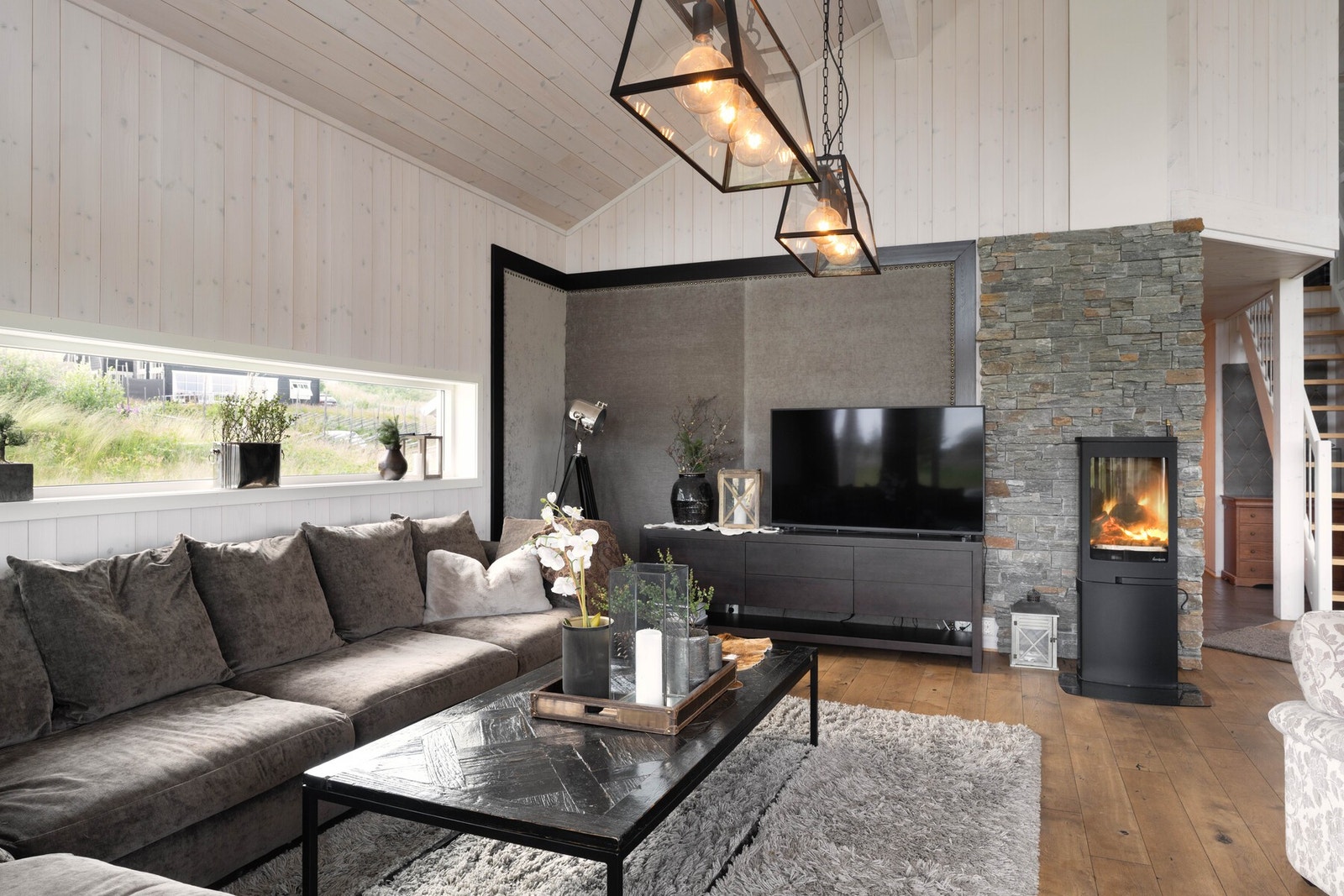 Flott stue med god takhøyde og spennende vinkler. Galleribilde