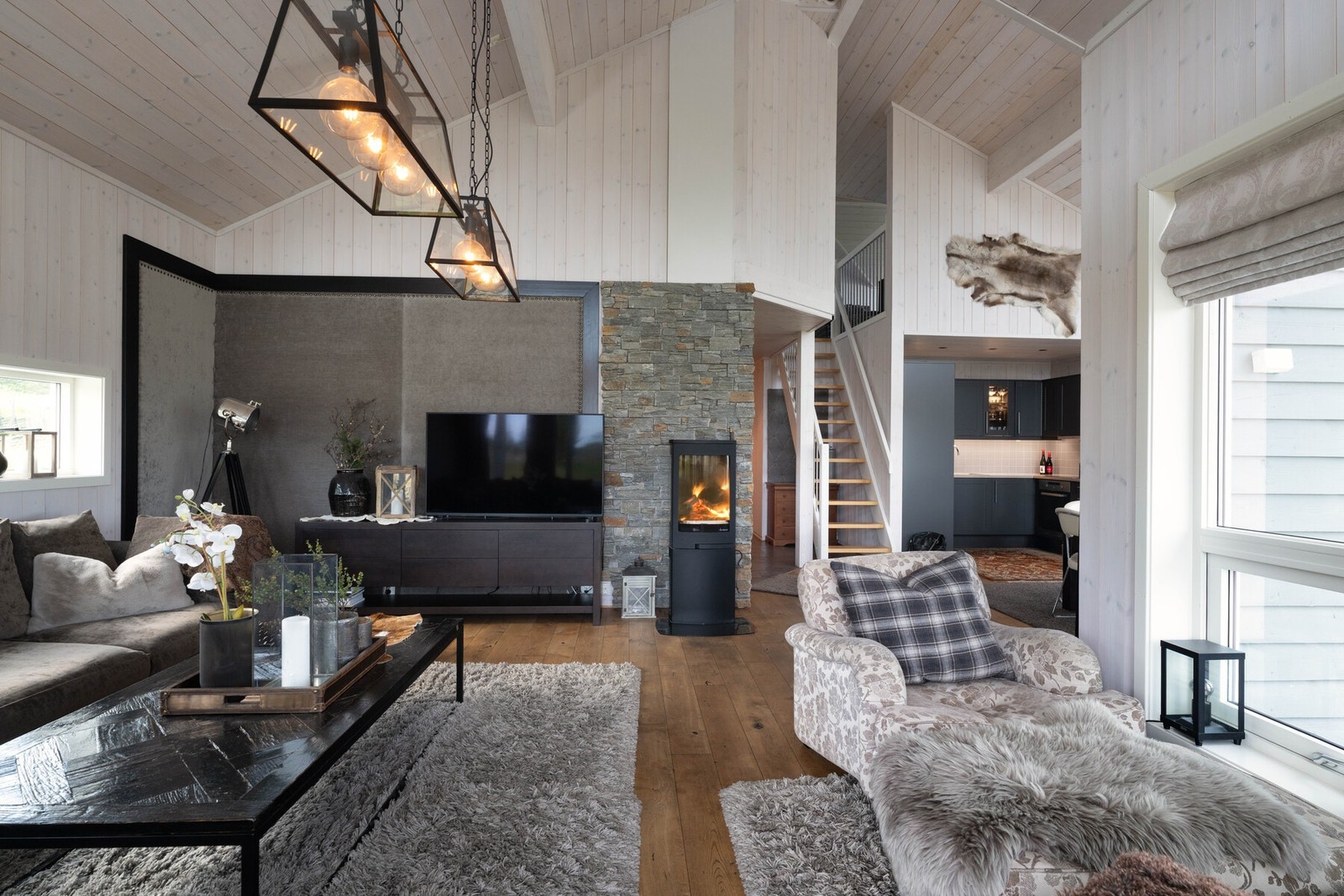 Åpen og sosial løsning mellom stue, spisestue og kjøkken. Galleribilde