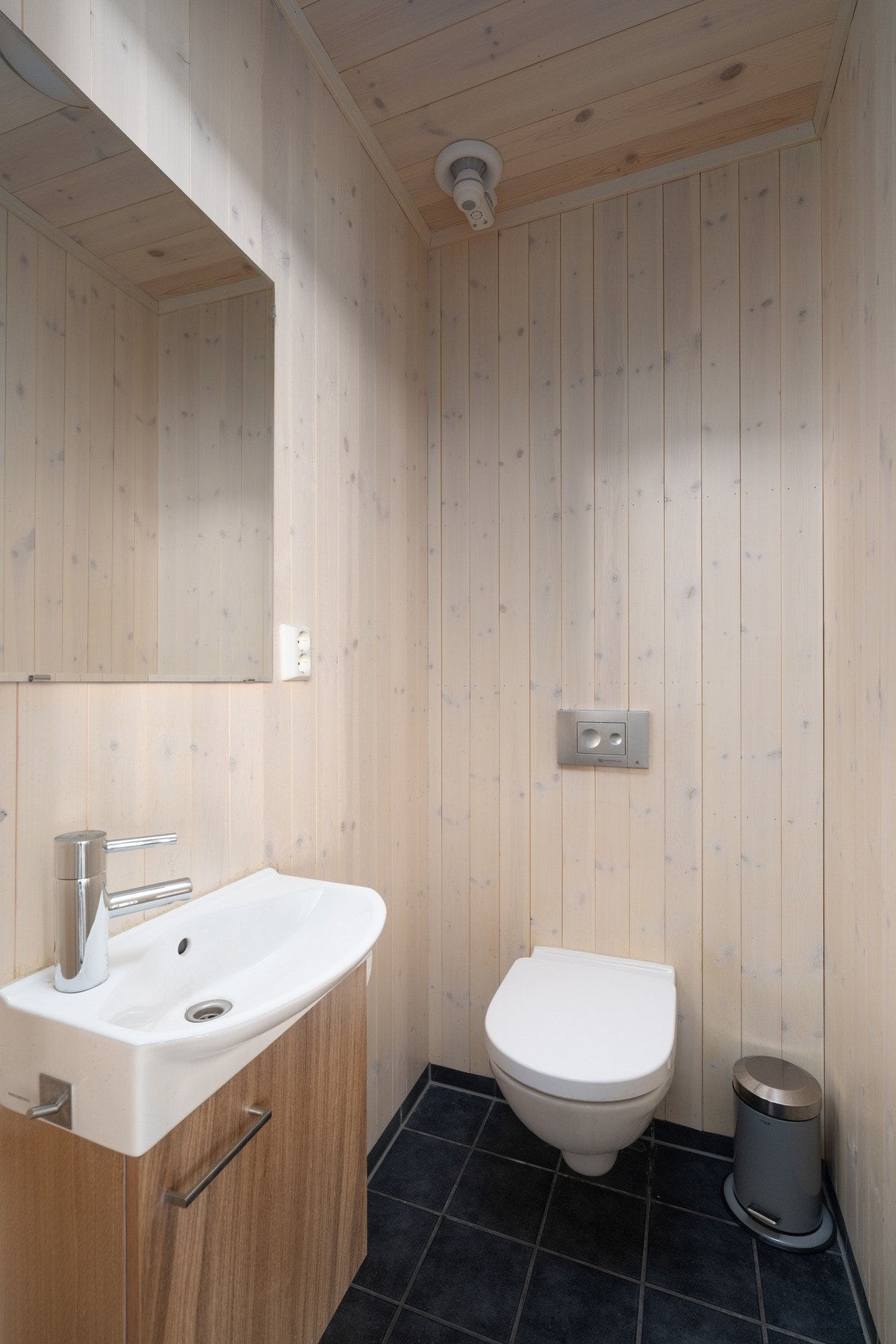 Separat toalettrom med vegghengt toalett og servant. Galleribilde