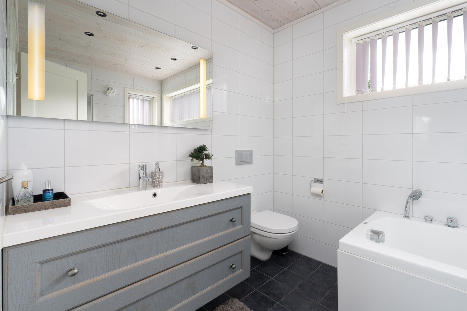 Badet har flislagte vegger og gulv med varme. Galleribilde